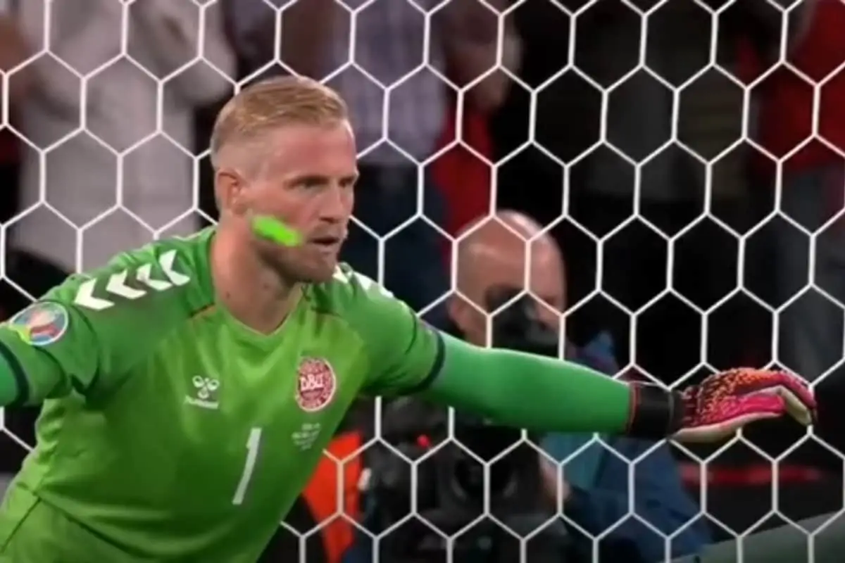 EURO 2020, il laser puntato su Schmeichel potrebbe costare caro all’Inghilterra: ecco cosa rischia