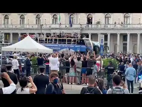 VIDEO | Tifosi impazziti all’esterno di Palazzo Chigi: ballano e cantano insieme ai calciatori!