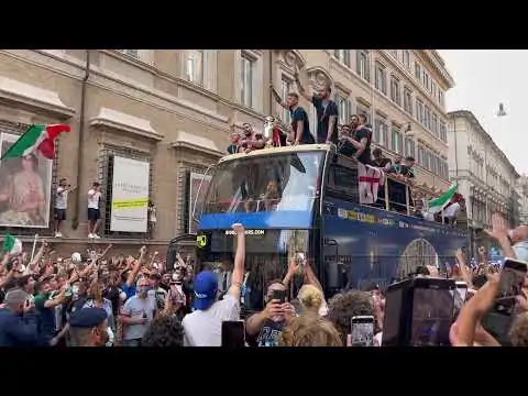 VIDEO | È una FOLLA TRICOLORE: il bus dei CAMPIONI scortato per Roma