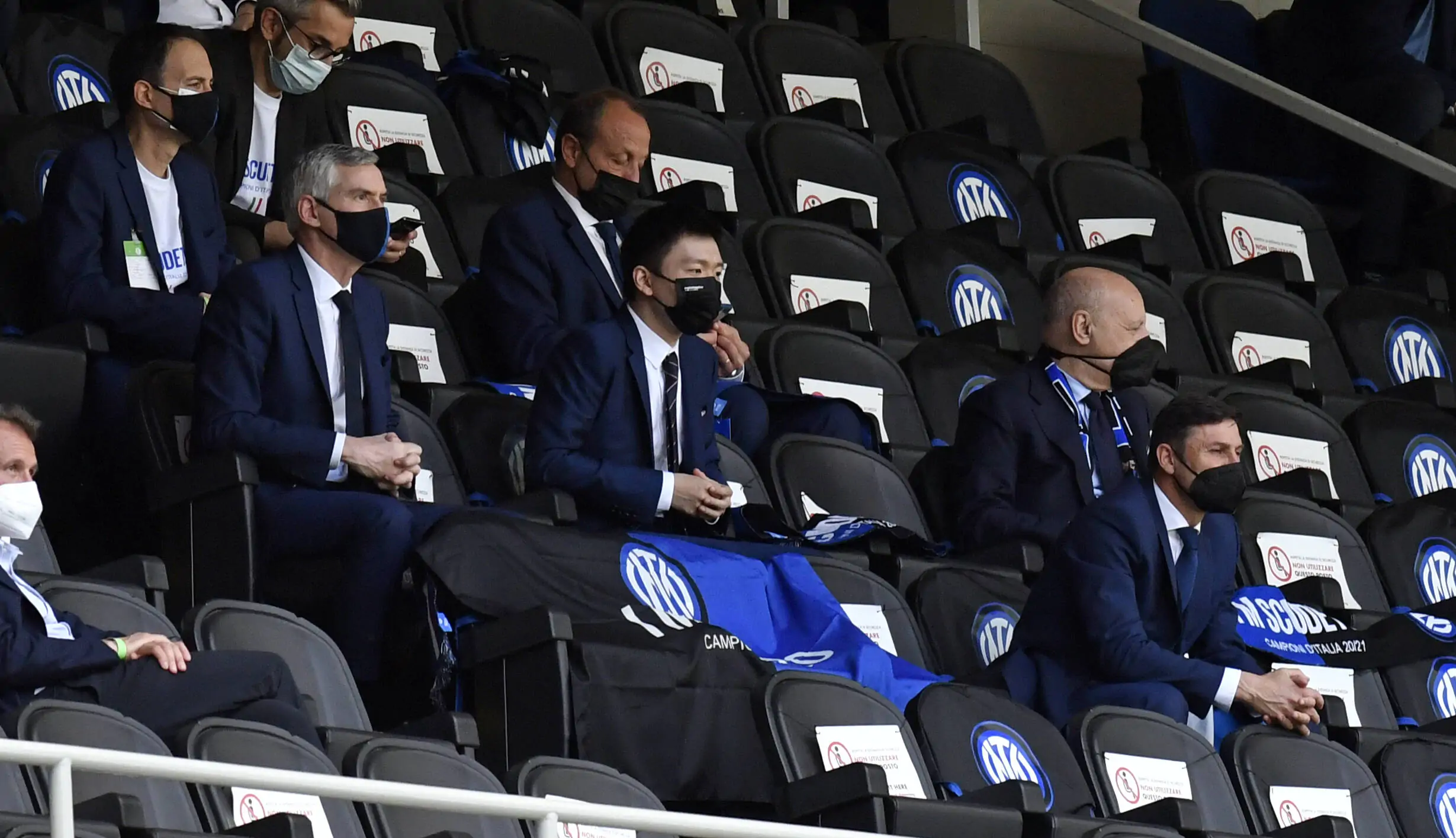 Inter, striscioni dei tifosi contro la società nerazzurra