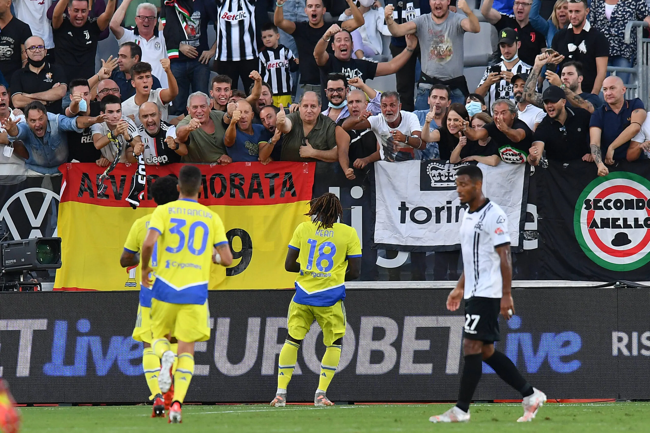 Juventus, striscione dei tifosi contro Allegri: il motivo