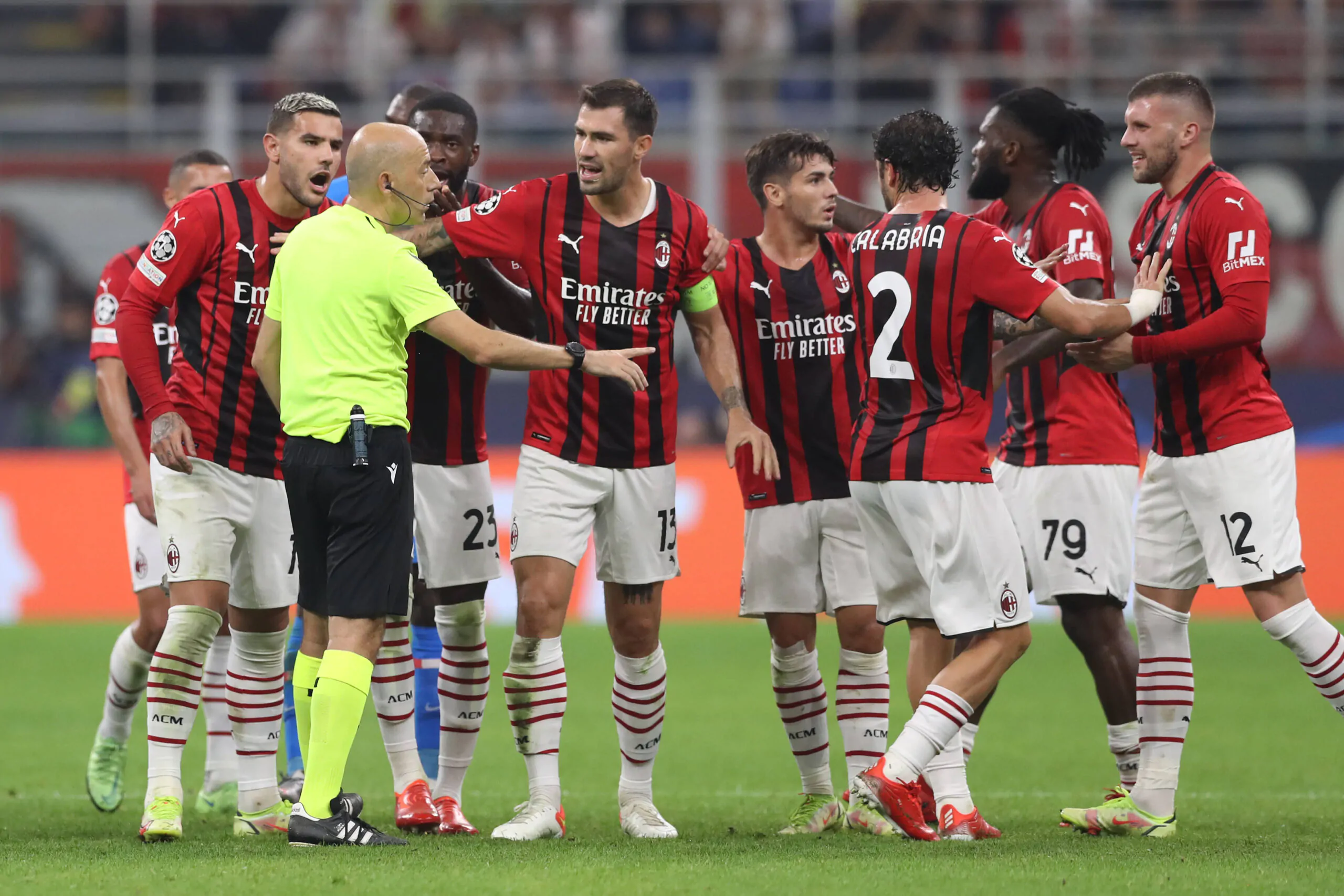 Altro che sospensione: l’arbitro di Milan-Atletico Madrid torna subito in campo!