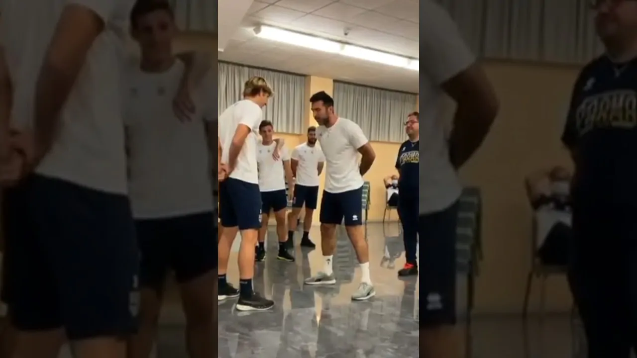 VIDEO | #BUFFON campione di morra a #PARMA 😂