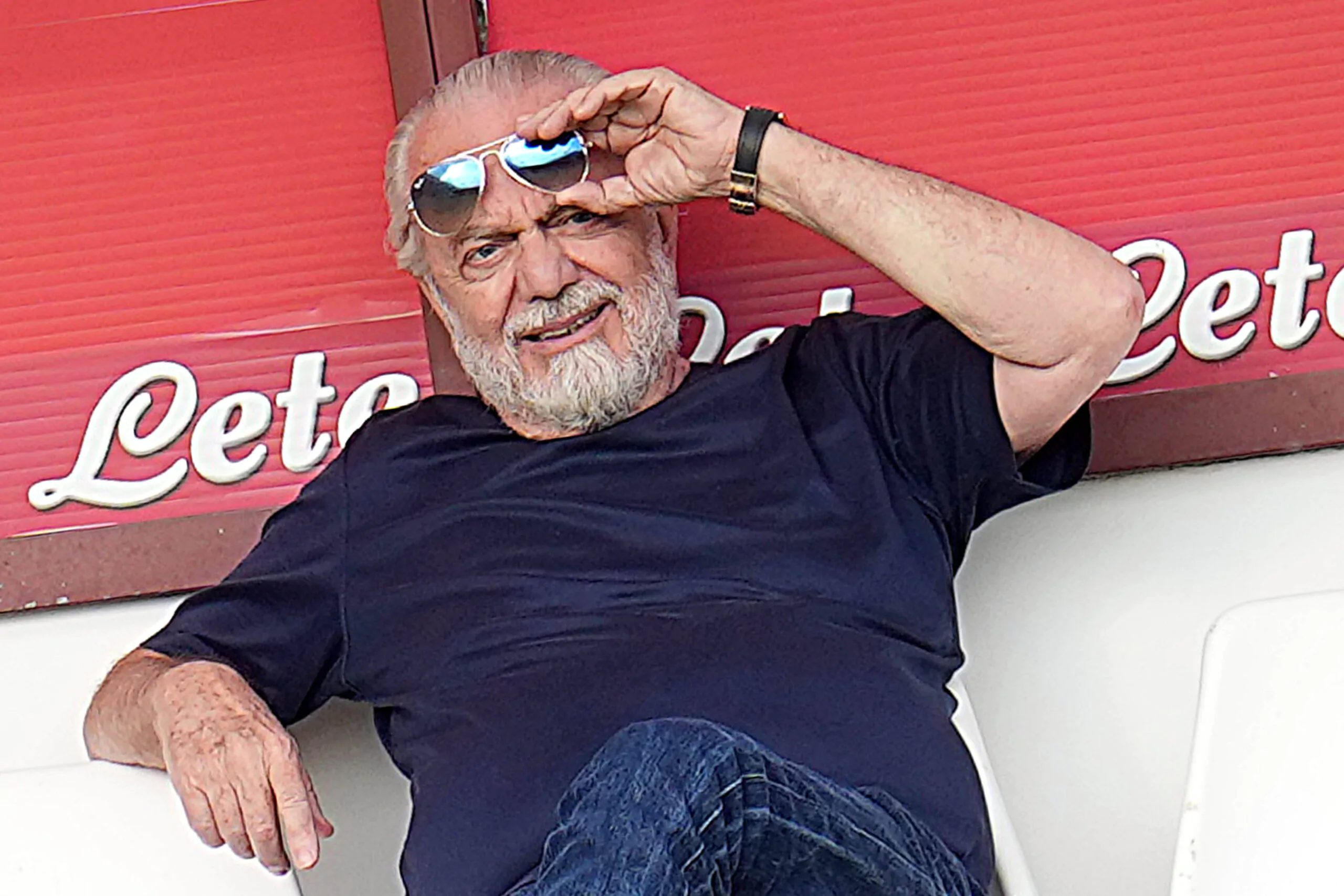 “Buffone! Compra i giocatori!”. Il duro attacco a De Laurentiis!