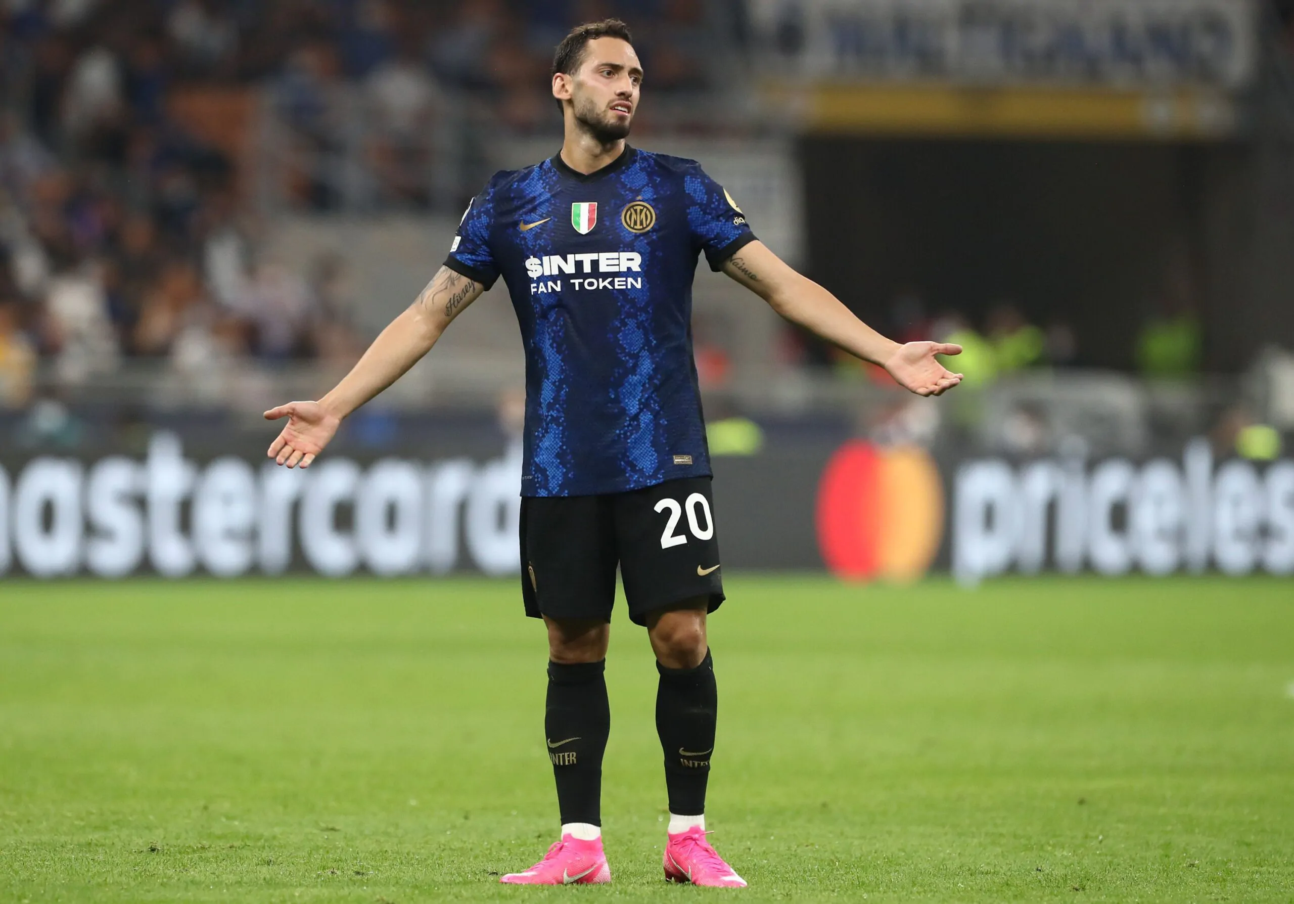 Inter-Milan: Calhanoglu bersagliato dalla Curva Sud!