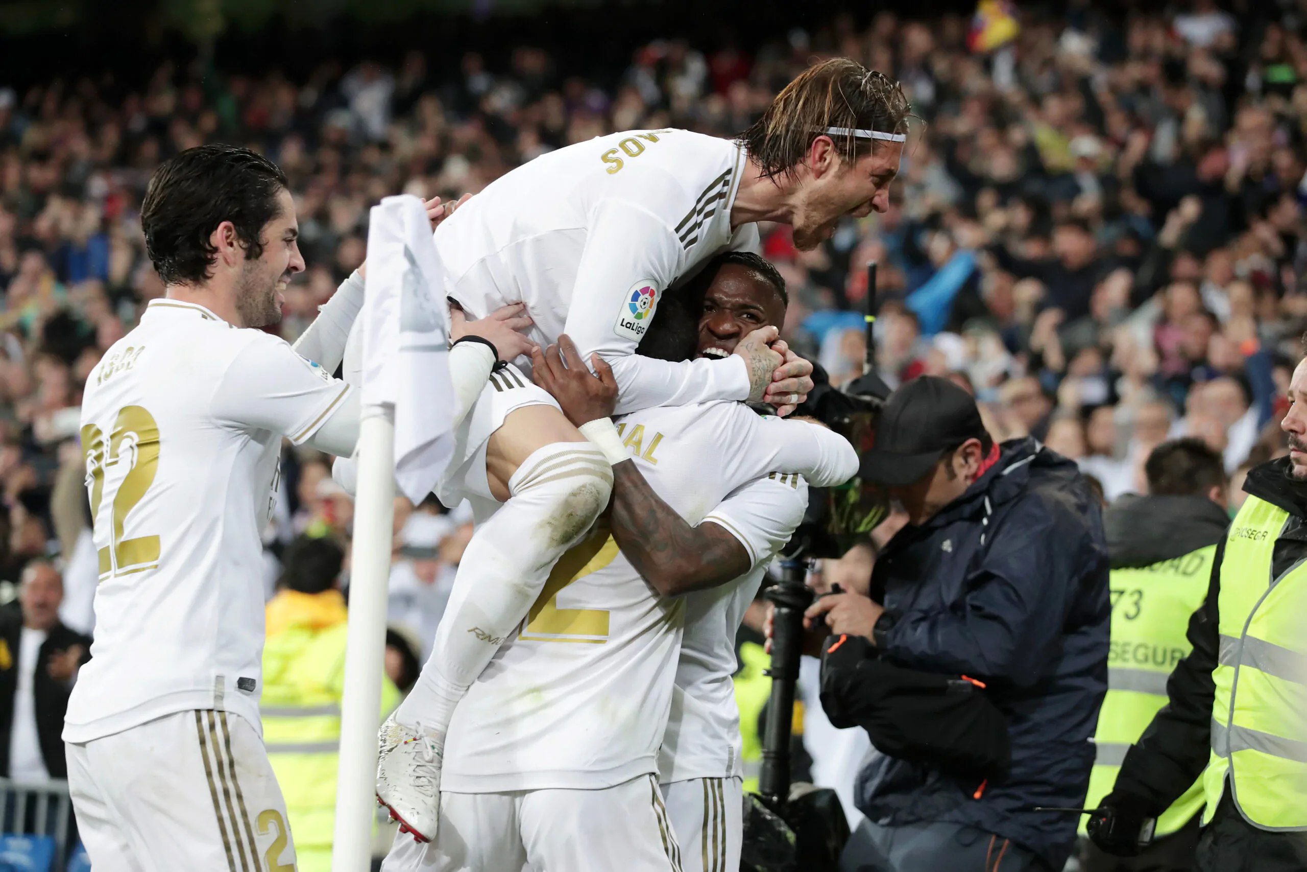 Real Madrid, si pensa al rinnovo di un big: le cifre