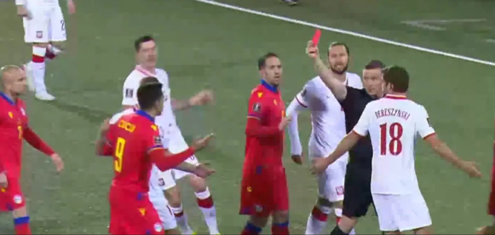 Clamoroso durante Andorra- Polonia: gomitata e rosso diretto dopo 21 secondi