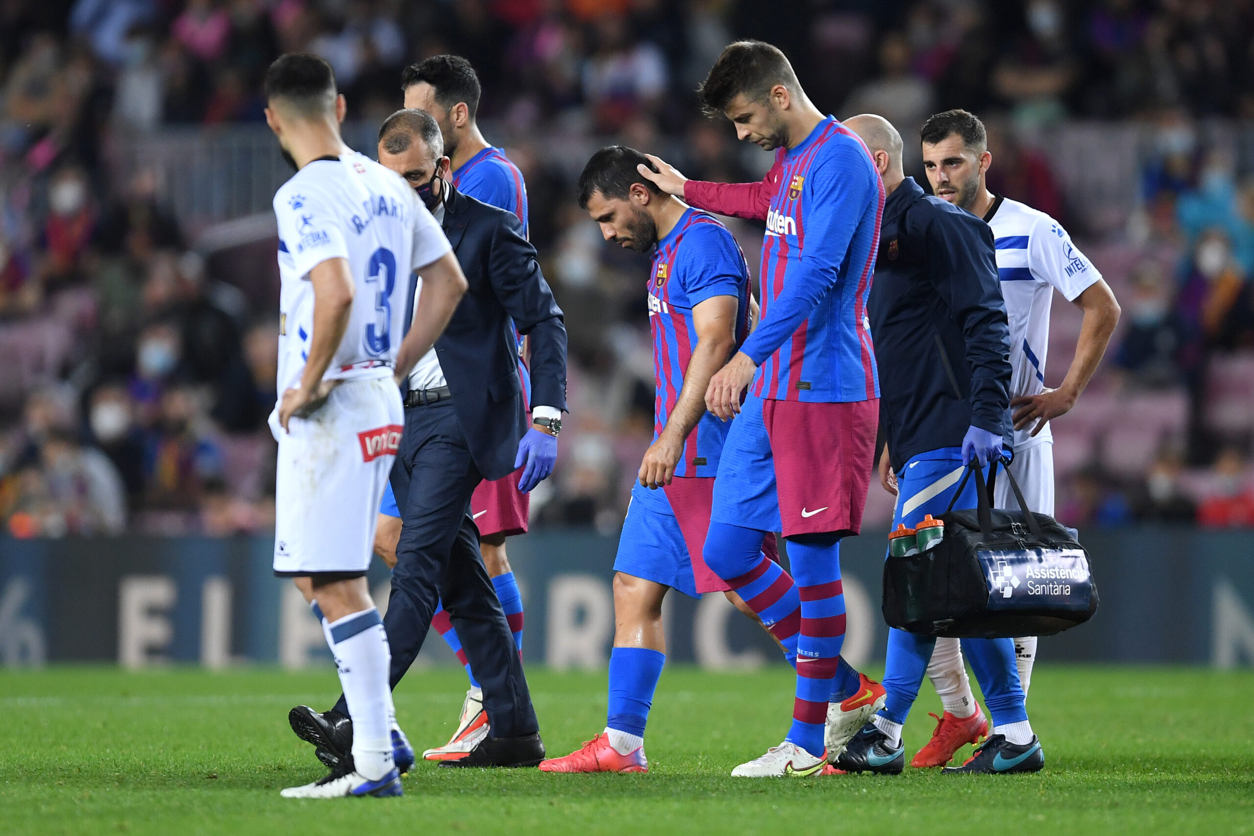 Barcellona, Xavi smentisce voci sul ritiro di Agüero