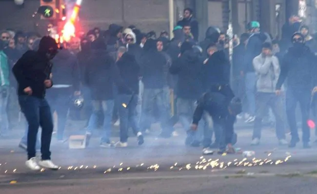 Napoli-lazio. tafferugli tra ultras e polizia: l’accaduto