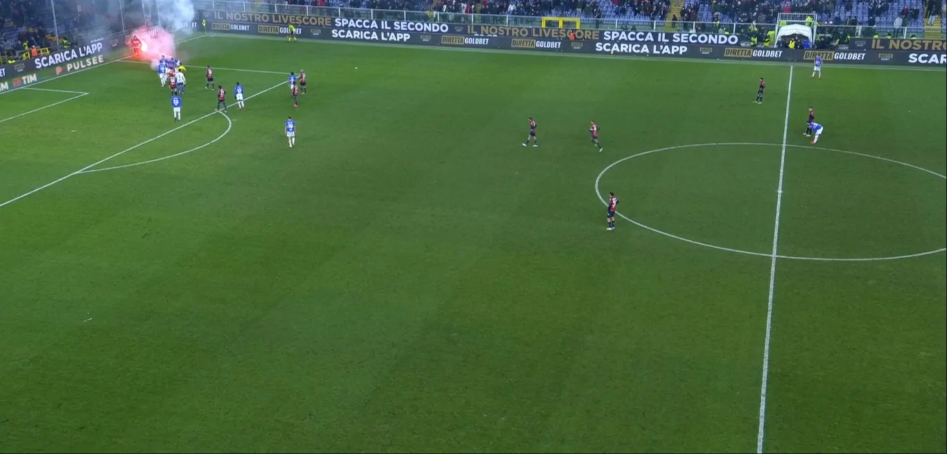 Caos durante Genoa-Sampdoria: l’arbitro è costretto ad interrompere il match