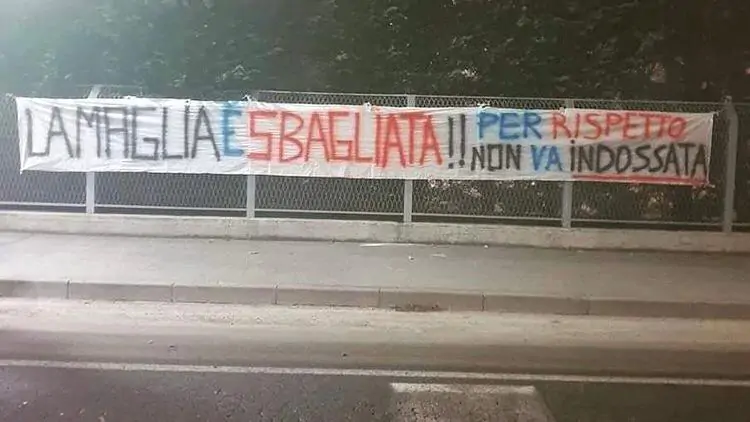 Contestazione durissima: “La maglia è sbagliata, per rispetto non va indossata”