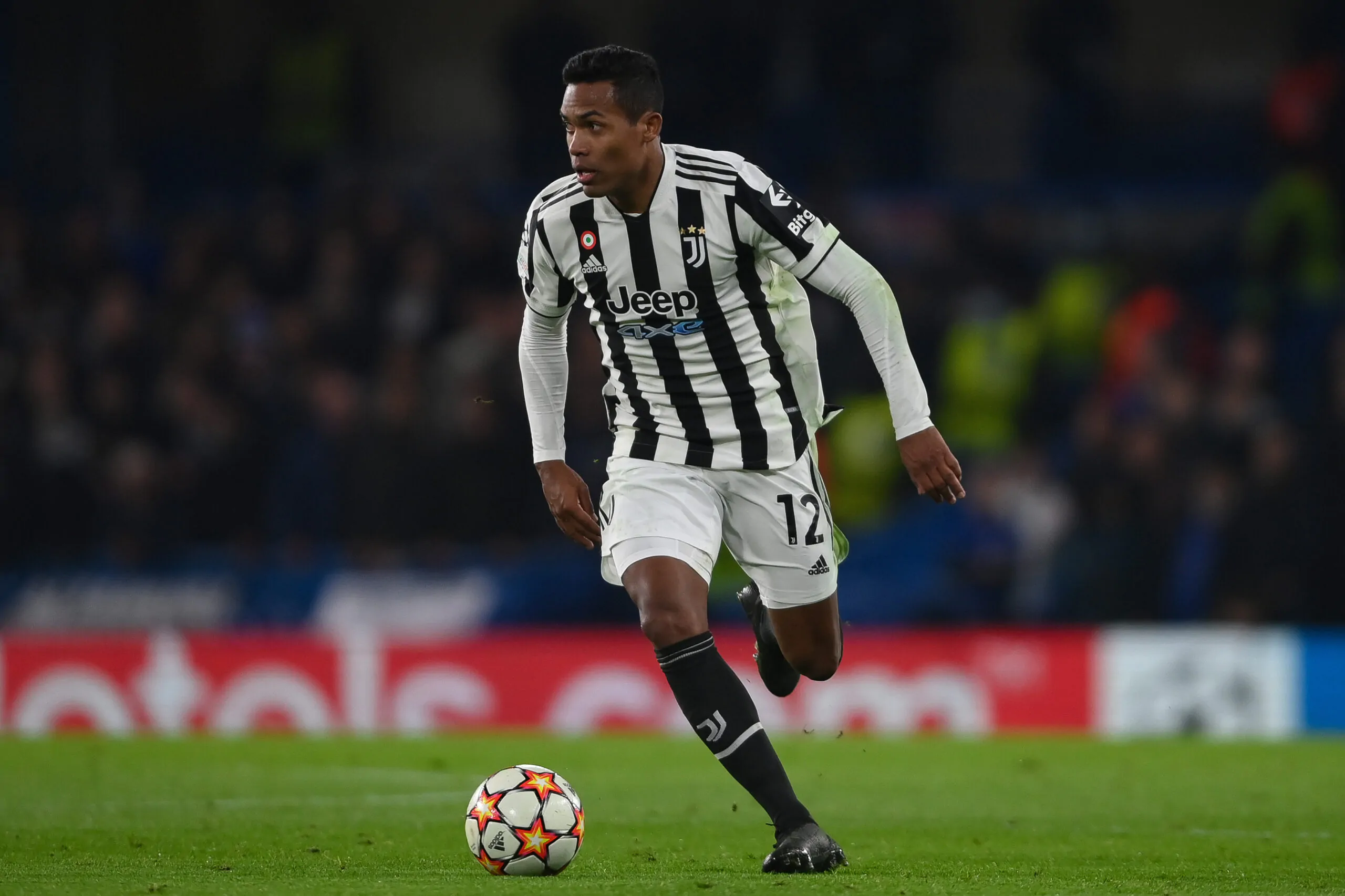 Juventus, Alex Sandro futuro in bilico: il possibile sostituto