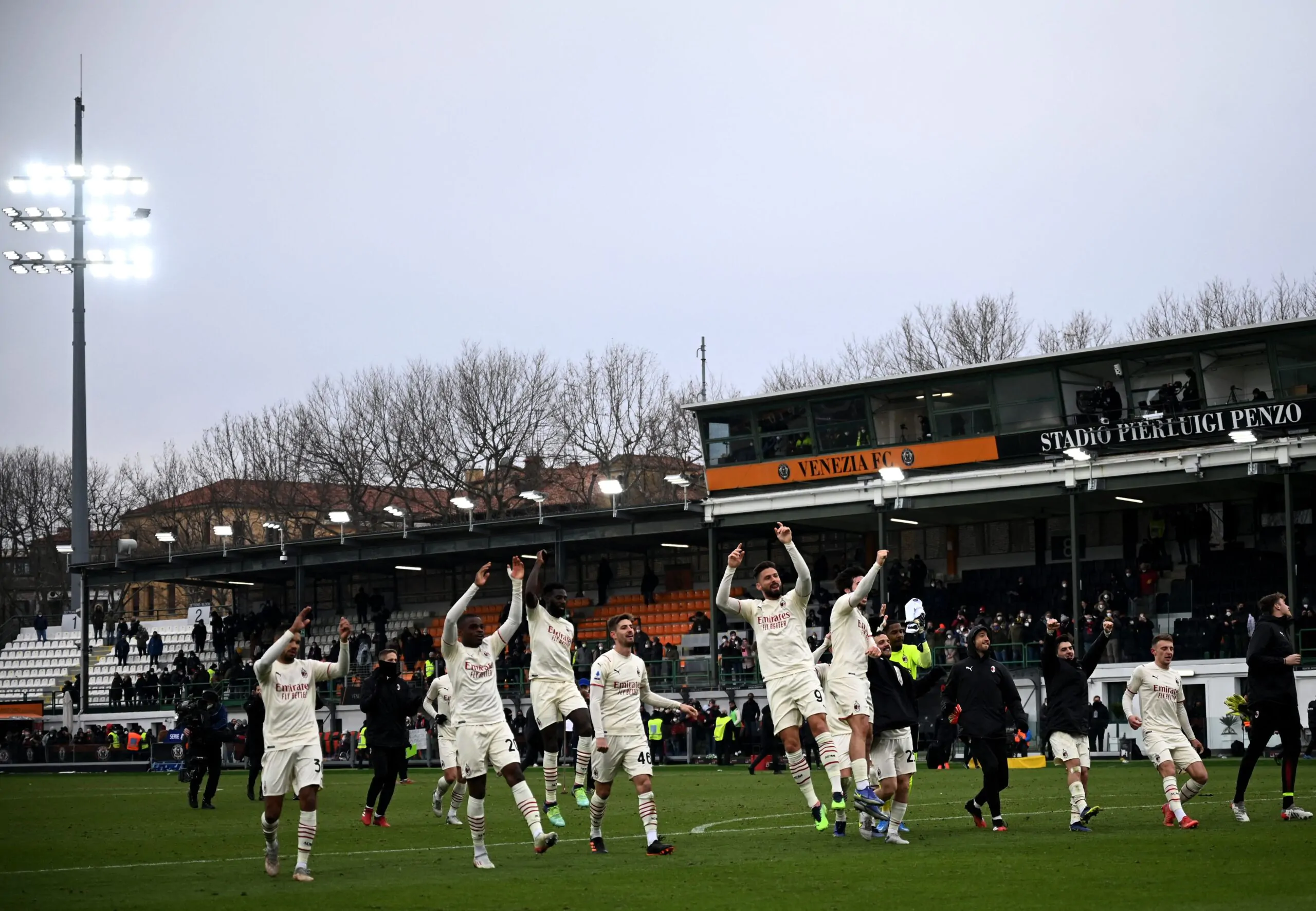 Il Milan pensa a due nuovi obiettivi per la difesa: la notizia