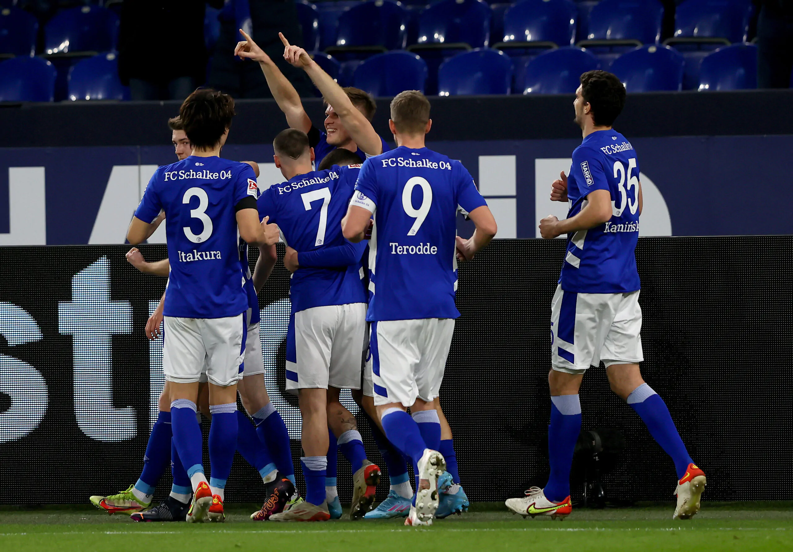 Lo Schalke 04 rimuove il main sponsor dalla maglia: il motivo