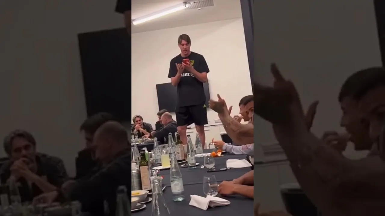 VIDEO | VLAHOVIC CANTA A CENA CON LA JUVE