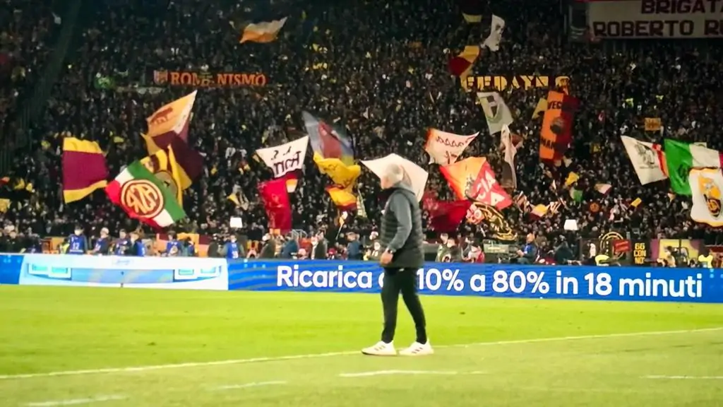 I tifosi della Roma deridono la Lazio: gesto a sorpresa di Mourinho!