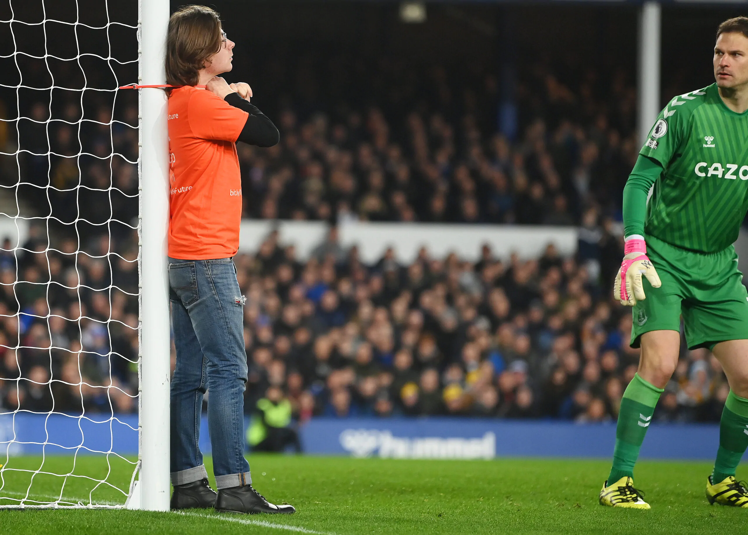 Invasione di campo in Everton-Newcastle e partita sospesa: il motivo