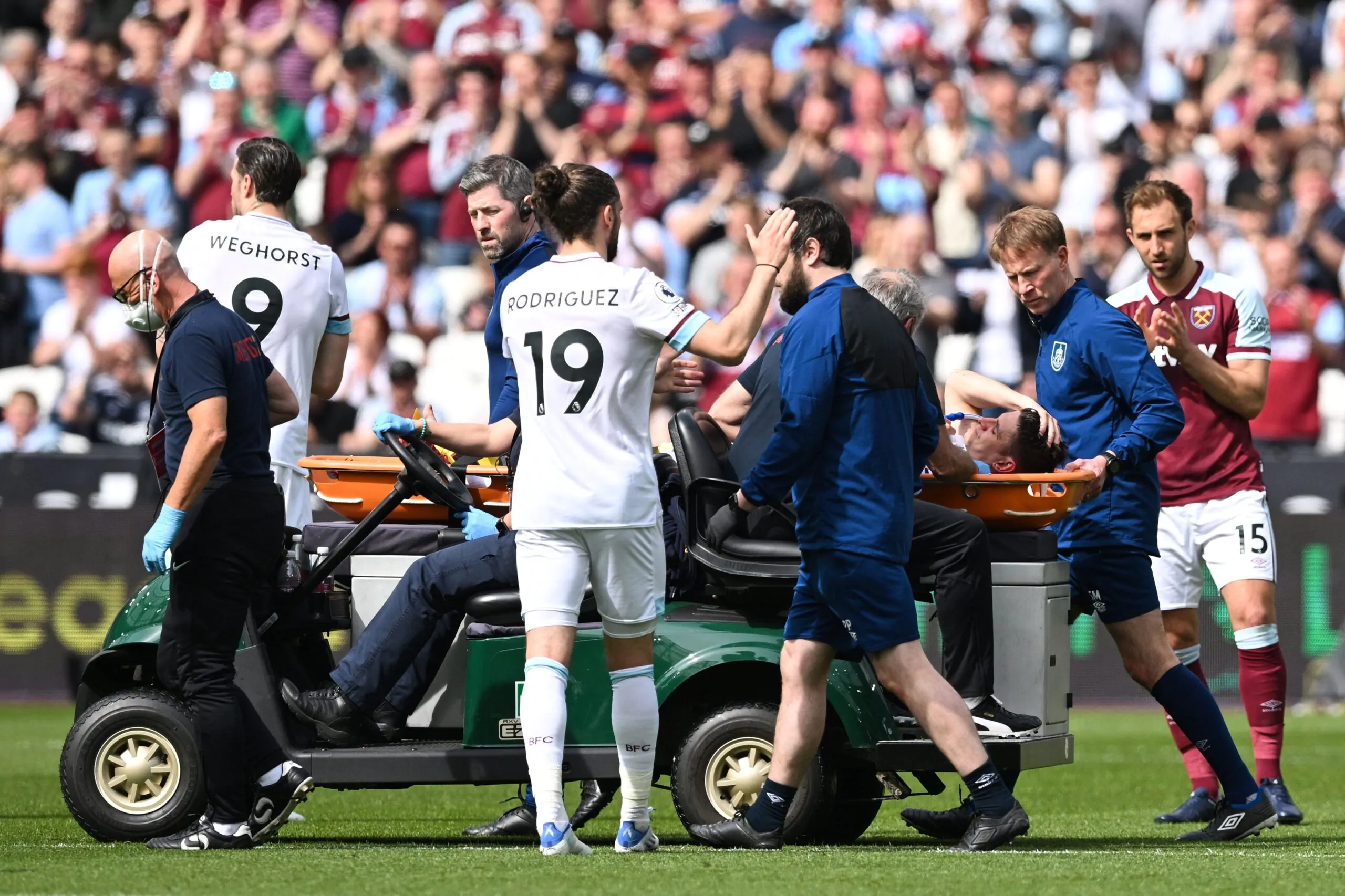 VIDEO – Infortunio brutale in Premier League: caviglia spezzata e giocatore in lacrime