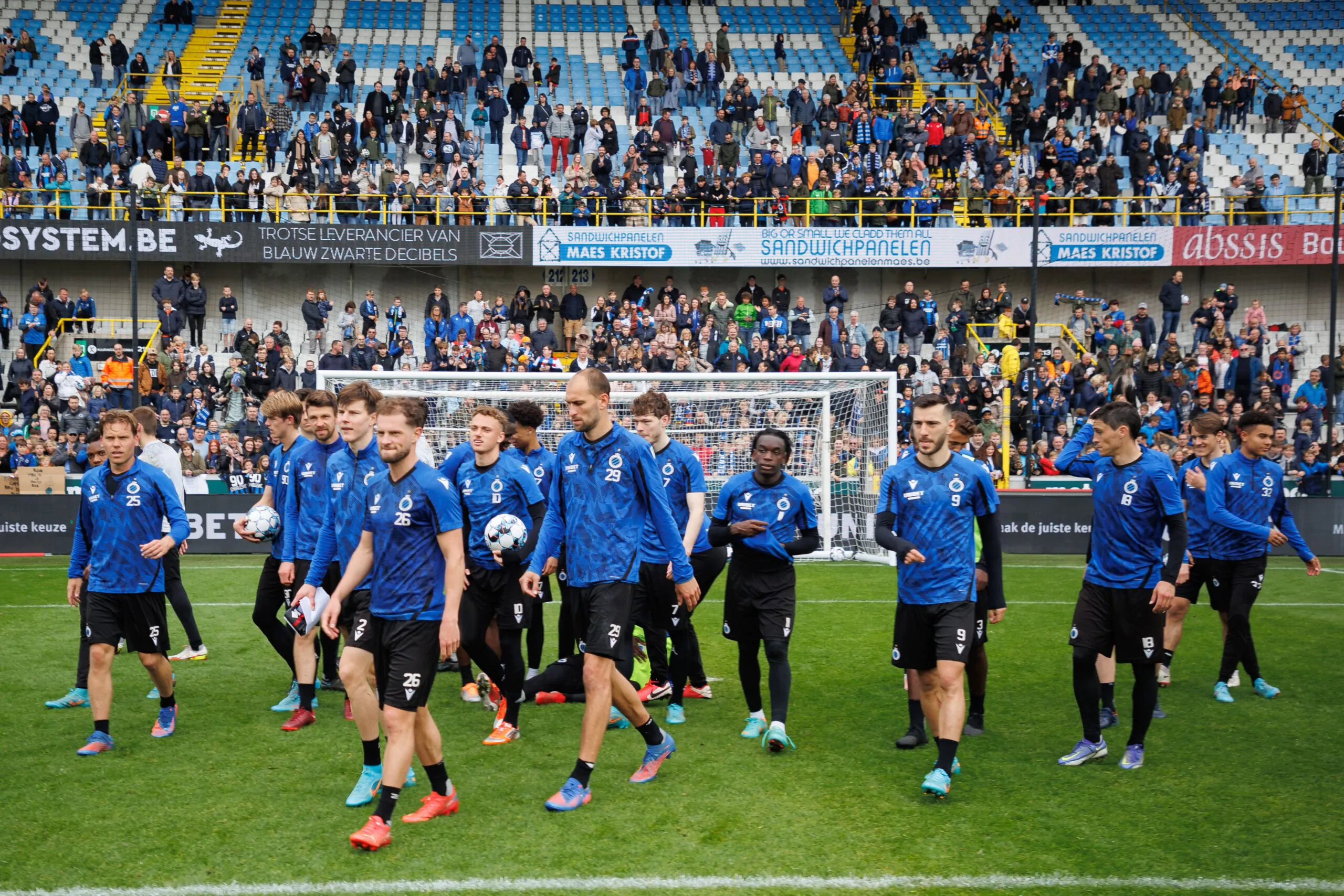 Il Club Brugge installa 24mila QR code nello stadio: l’iniziativa contro il razzismo