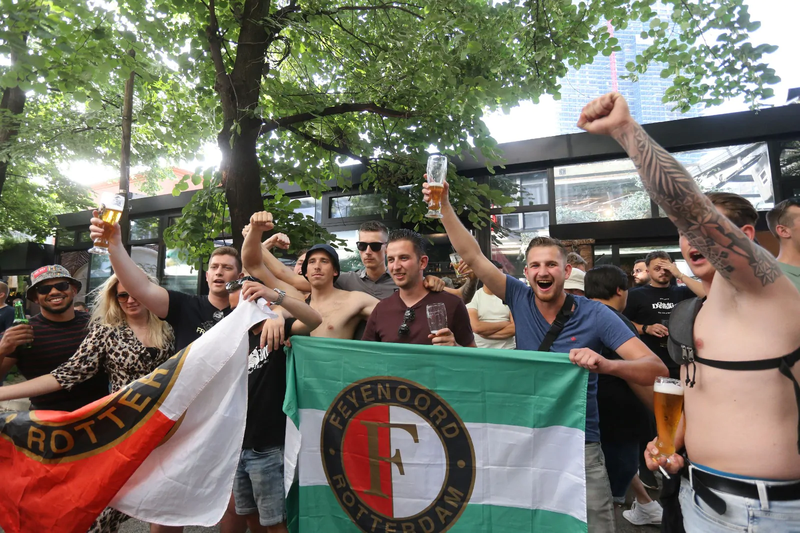 Conference League, violenti scontri a Tirana alla vigilia della finale tra Roma e Feyenoord: un ferito grave