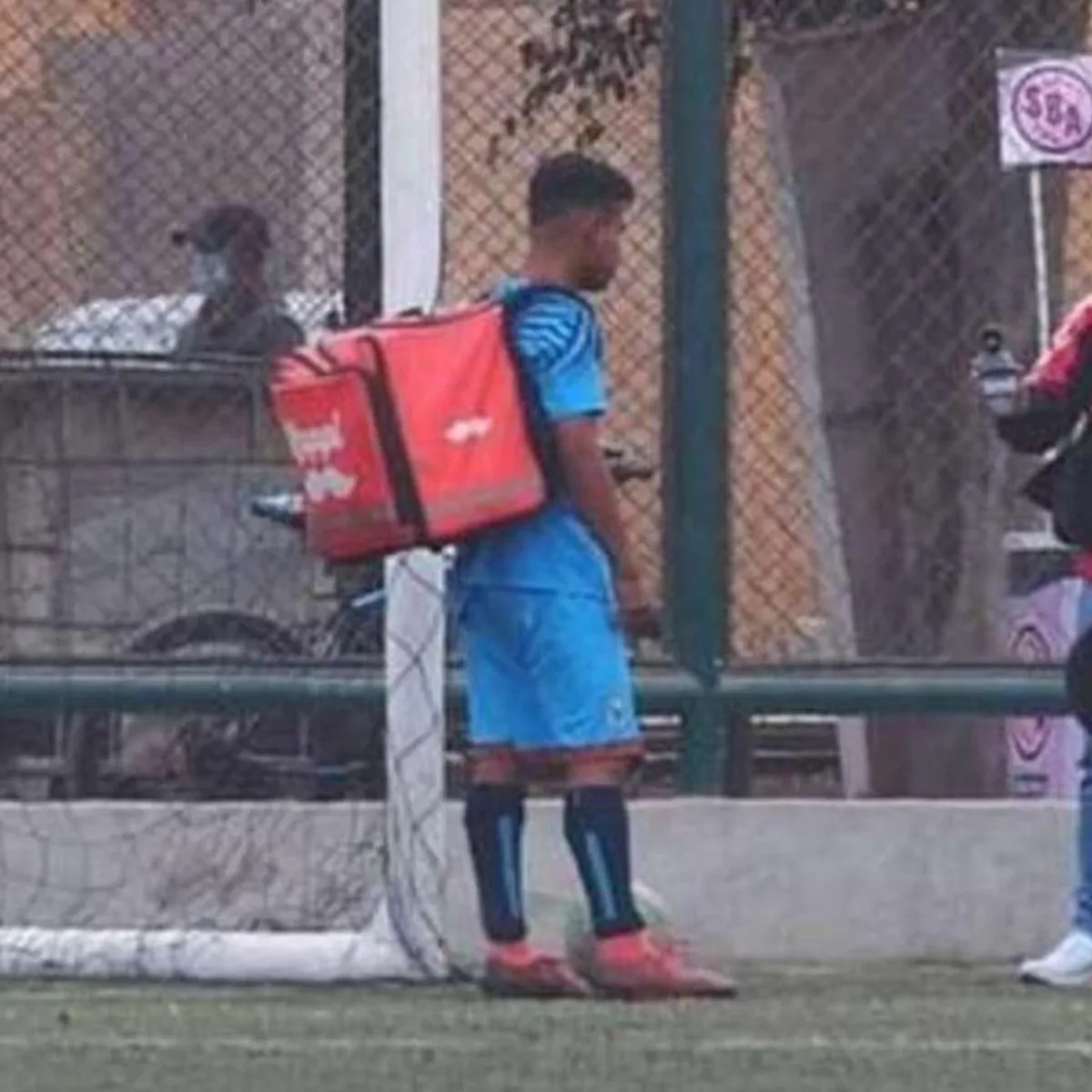 Incredibile in Perù, calciatore lascia il campo all’intervallo: deve fare una consegna