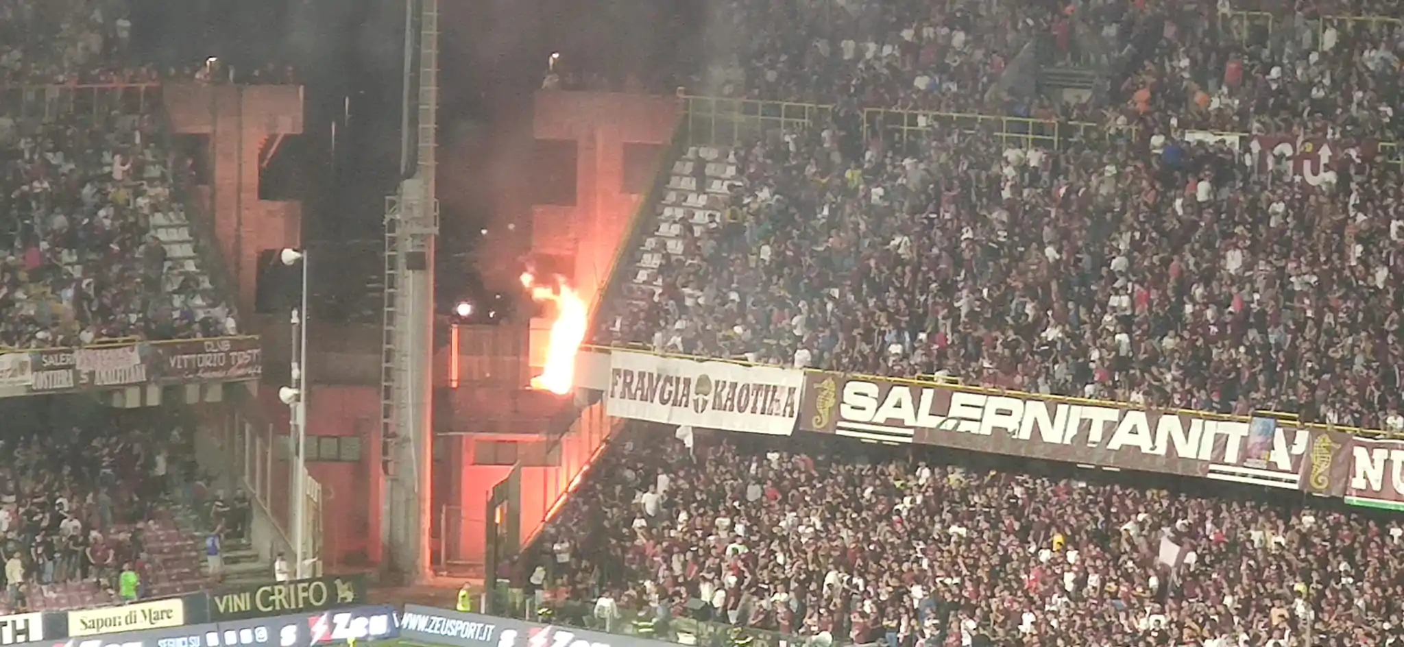 Lancio di fumogeni a Salerno: vigili del fuoco costretti ad intervenire