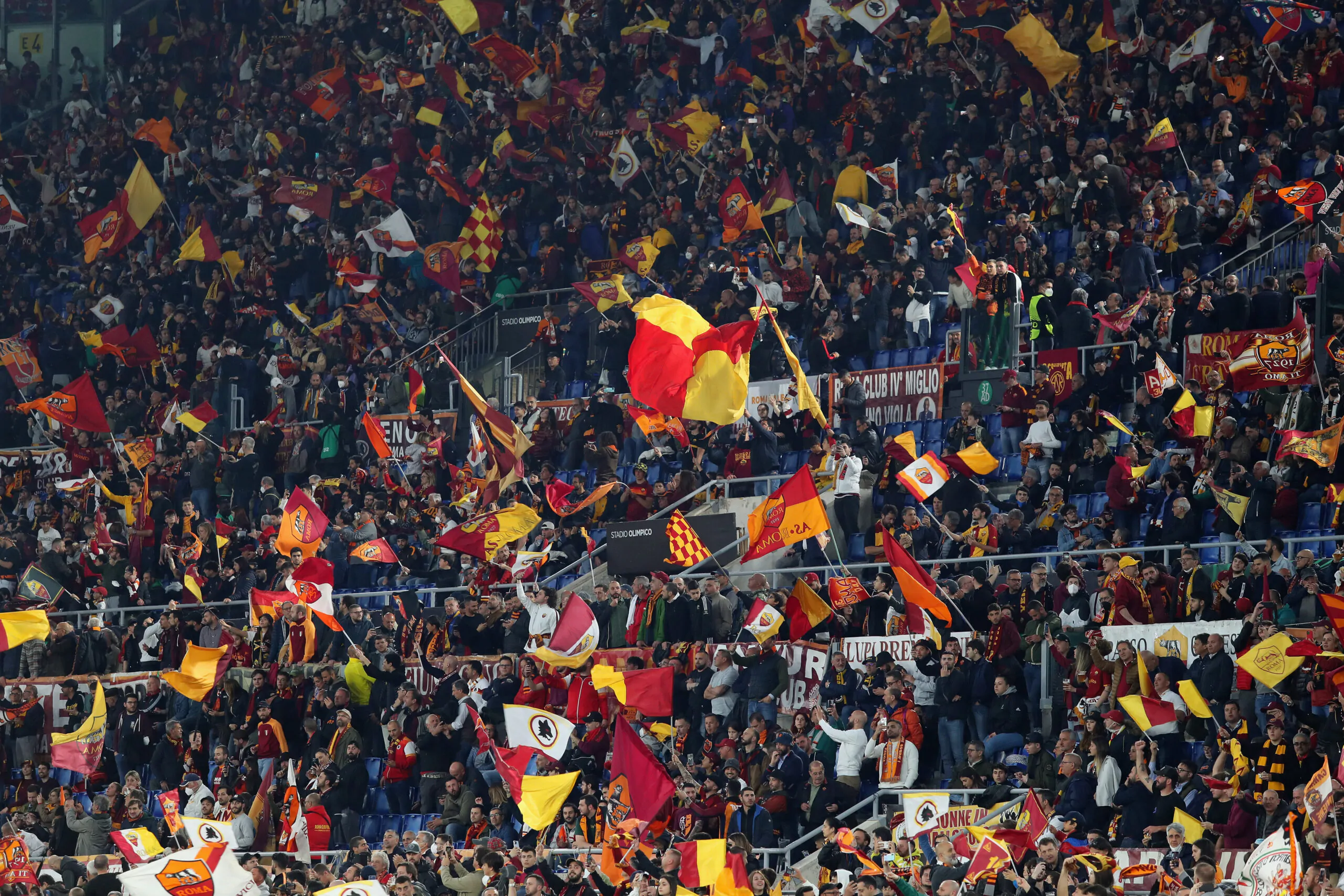 Roma, tifosi infuriati per i biglietti della finale di Conference League: il motivo