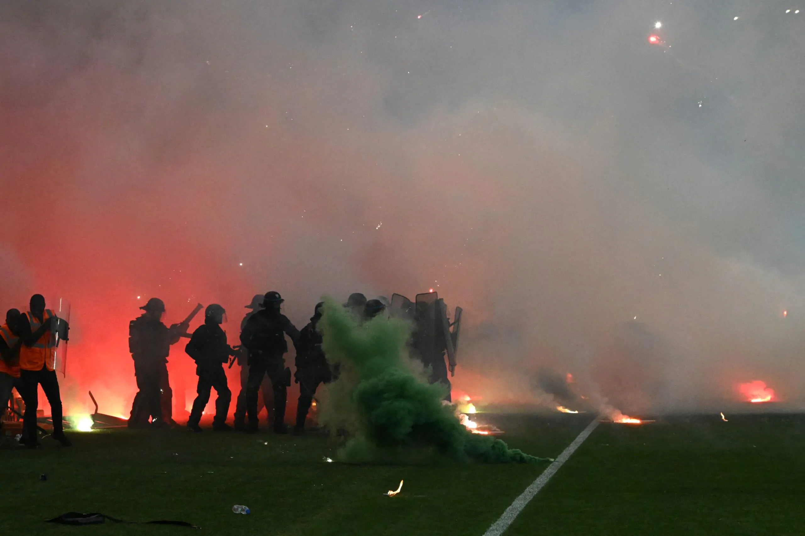 VIDEO – Follia dei tifosi in Francia: è successo alla fine della partita