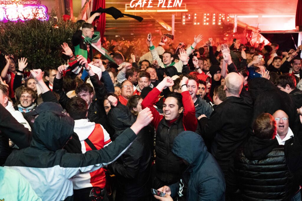 Conference League, violenti scontri a Tirana alla vigilia della finale tra Roma e Feyenoord: un ferito grave