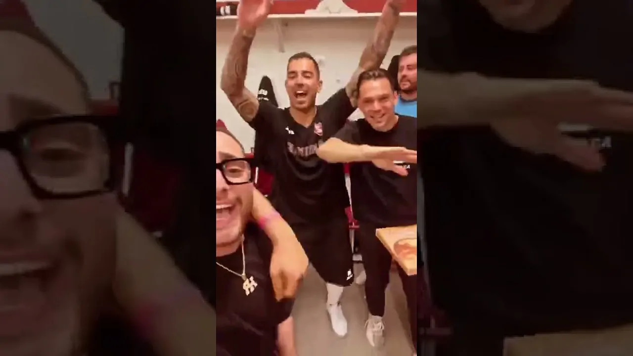 VIDEO | 🎤Rocco Hunt festeggia con la #Salernitana!