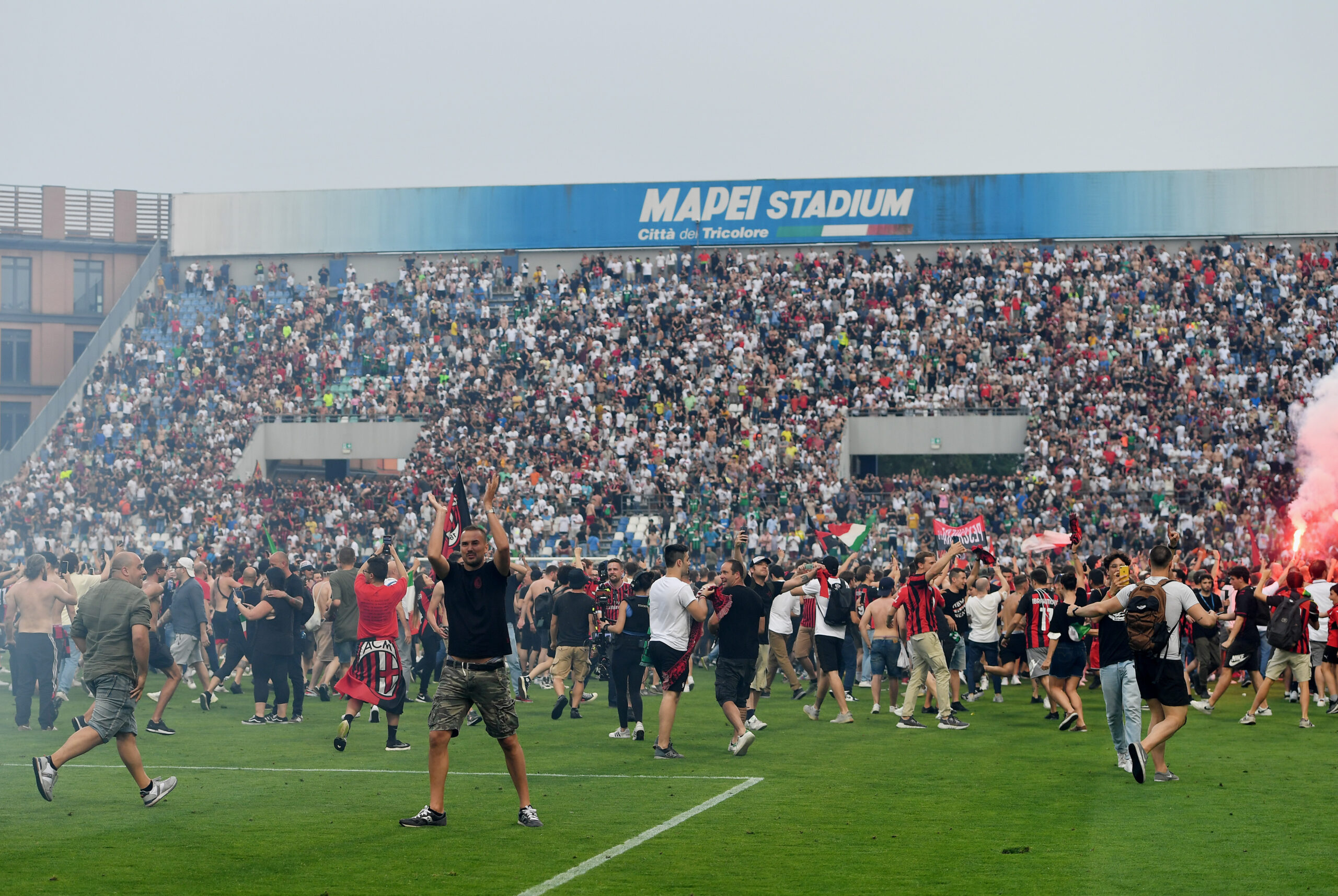 VIDEO – I tifosi del Milan rovinano la festa, immagini di violenza inaudita dal Mapei