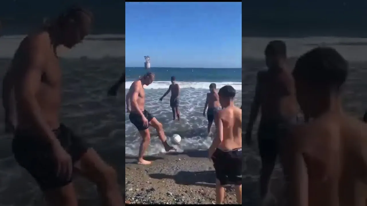 VIDEO | HAALAND PALLEGGIA CON DEI RAGAZZI IN SPIAGGIA