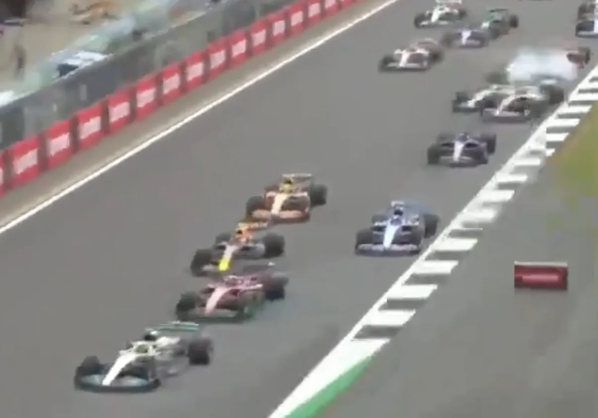 Formula 1, paura al GP di Silvertone: la vettura di Zhou decolla dopo un contatto con Russel! (VIDEO)