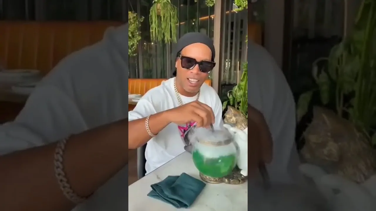 VIDEO | Cosa ciera nel drink di #Ronaldinho? 😂