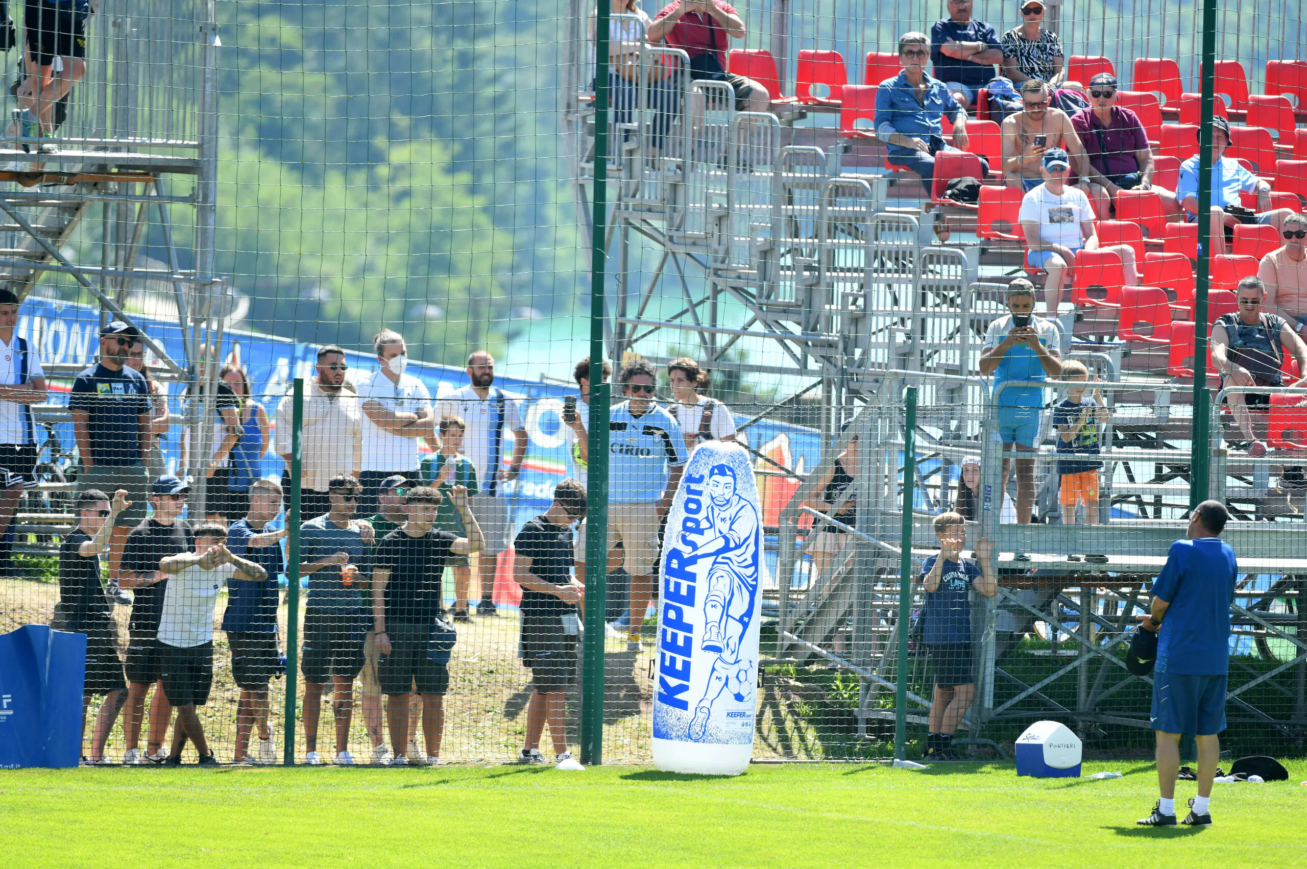 I tifosi della Lazio criticano il giocatore: Sarri lo difende e interrompe l’allenamento