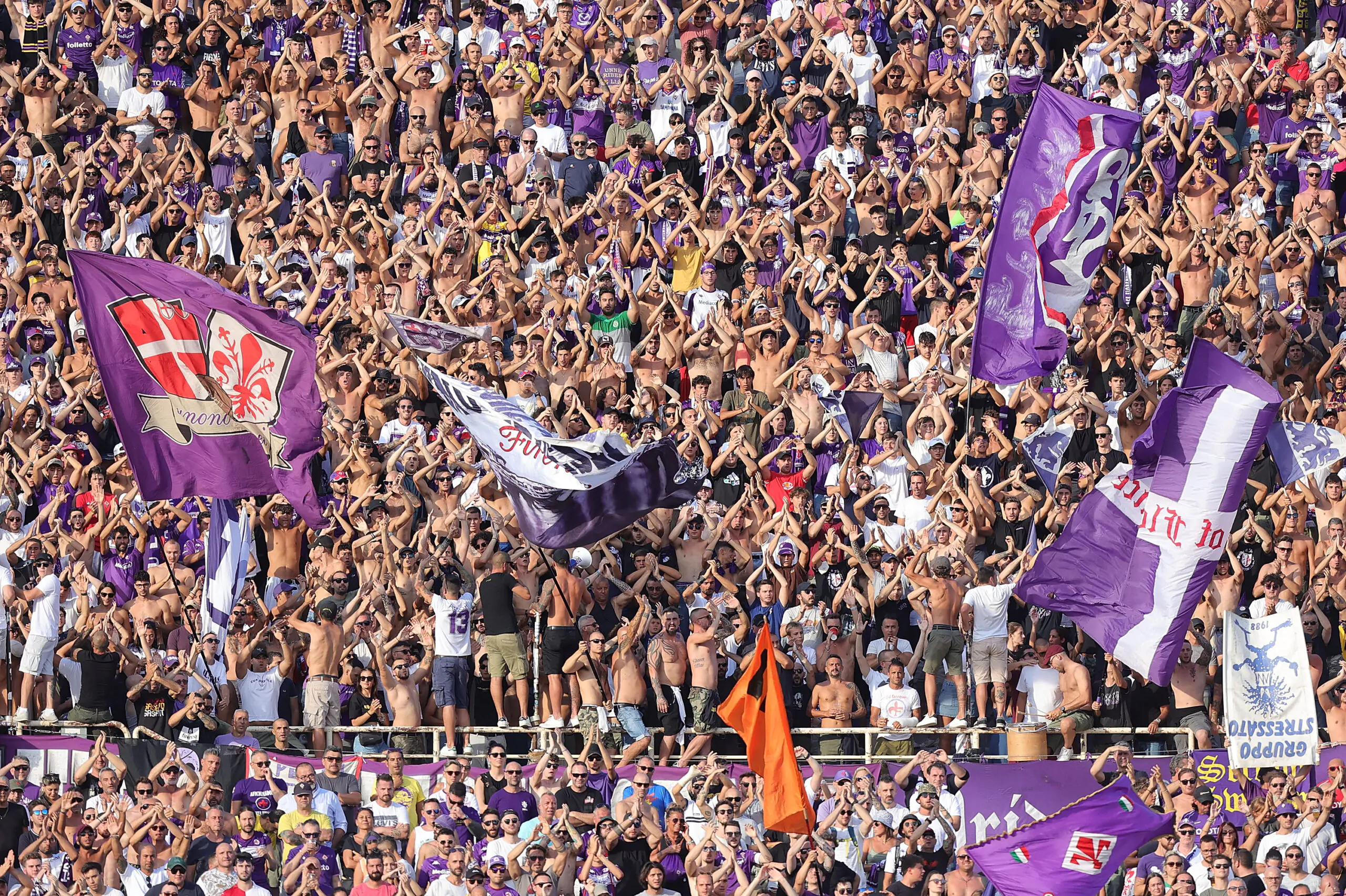 FOTO | VIDEO – Twente-Fiorentina, scontri tra tifosi in Olanda: c’è l’ordinanza del sindaco