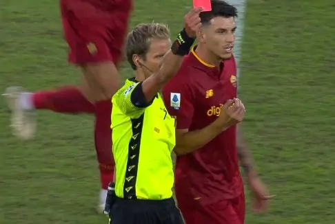 Mourinho faccia a faccia contro l’arbitro: il tecnico della Roma viene cacciato dal campo