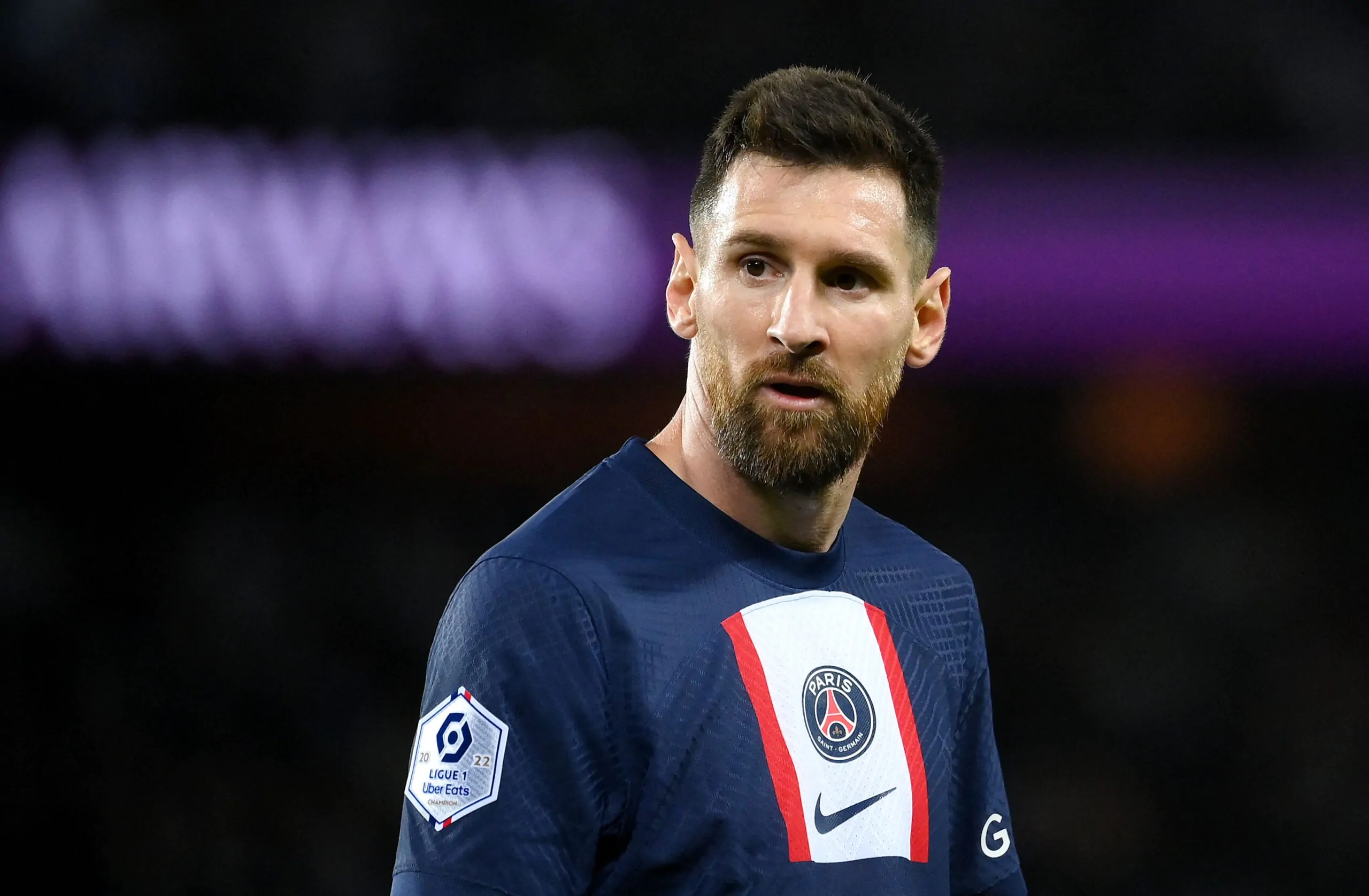 Brutta scena in Francia, la maglia di Messi usata come tappeto (FOTO)