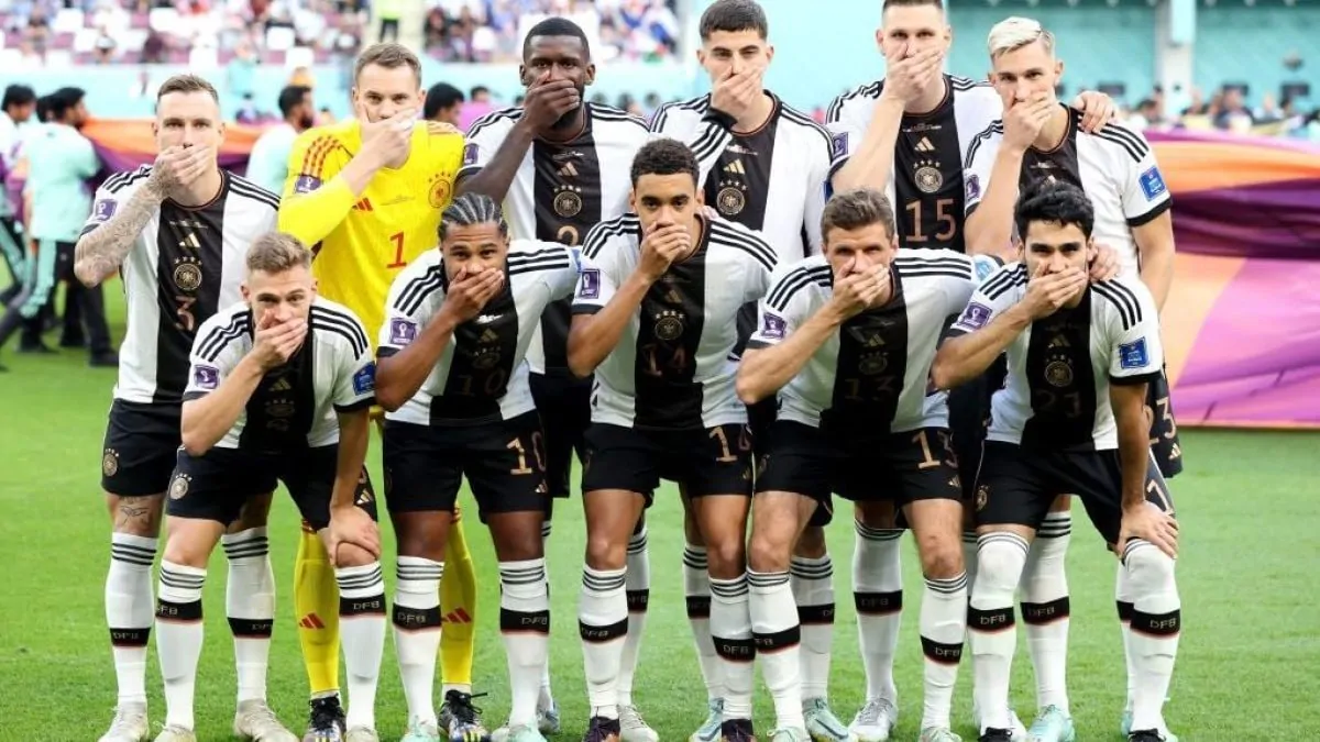 Foto di squadra polemica: la protesta della Germania fa il giro del Mondo