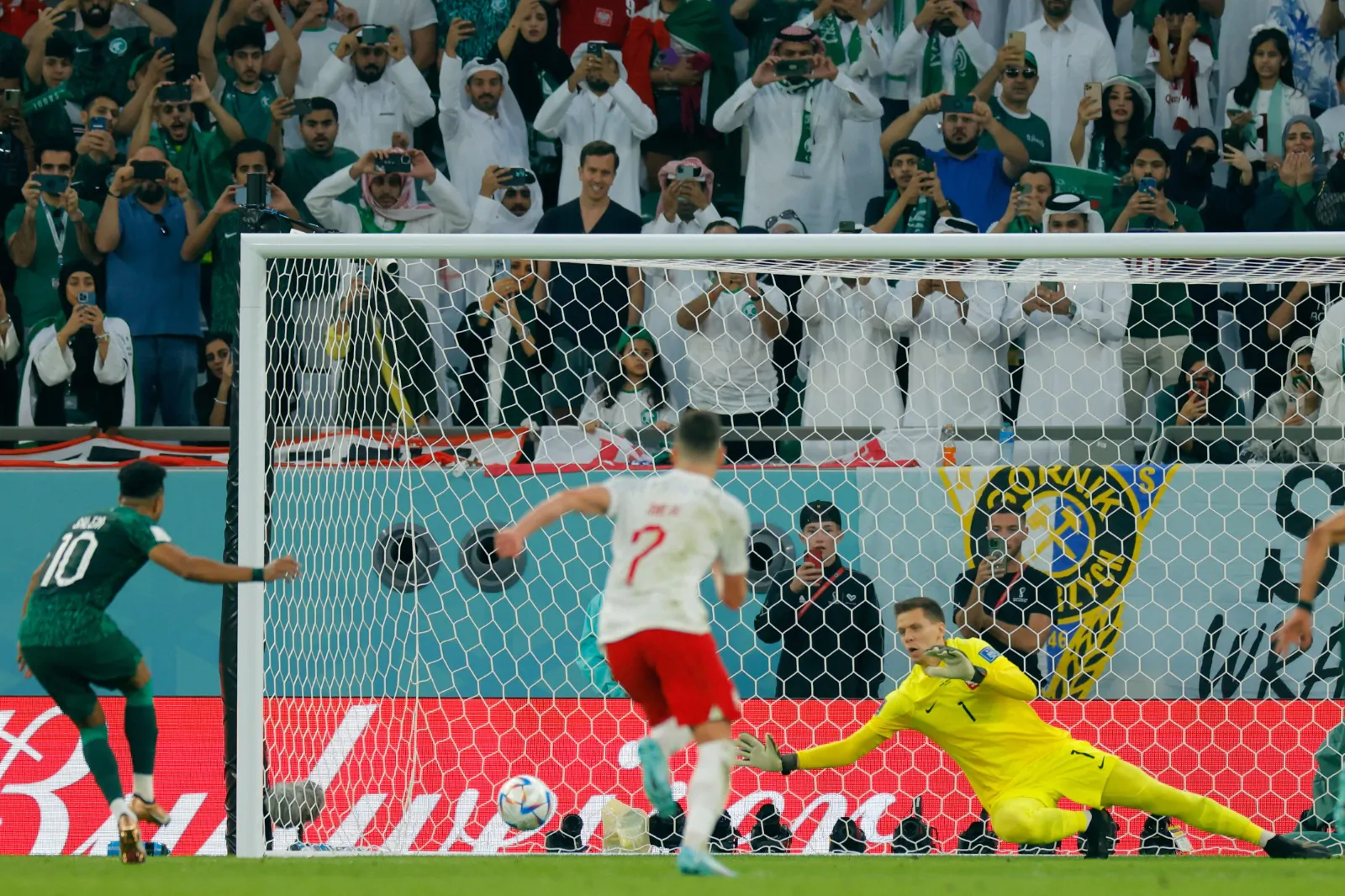 Polonia-Arabia Saudita, rigore parato da Szczesny da ripetere? Cosa dice il regolamento