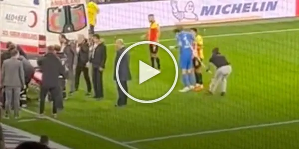 Follia pura in Turchia: un tifoso aggredisce il portiere con l’asta della bandierina! (VIDEO)