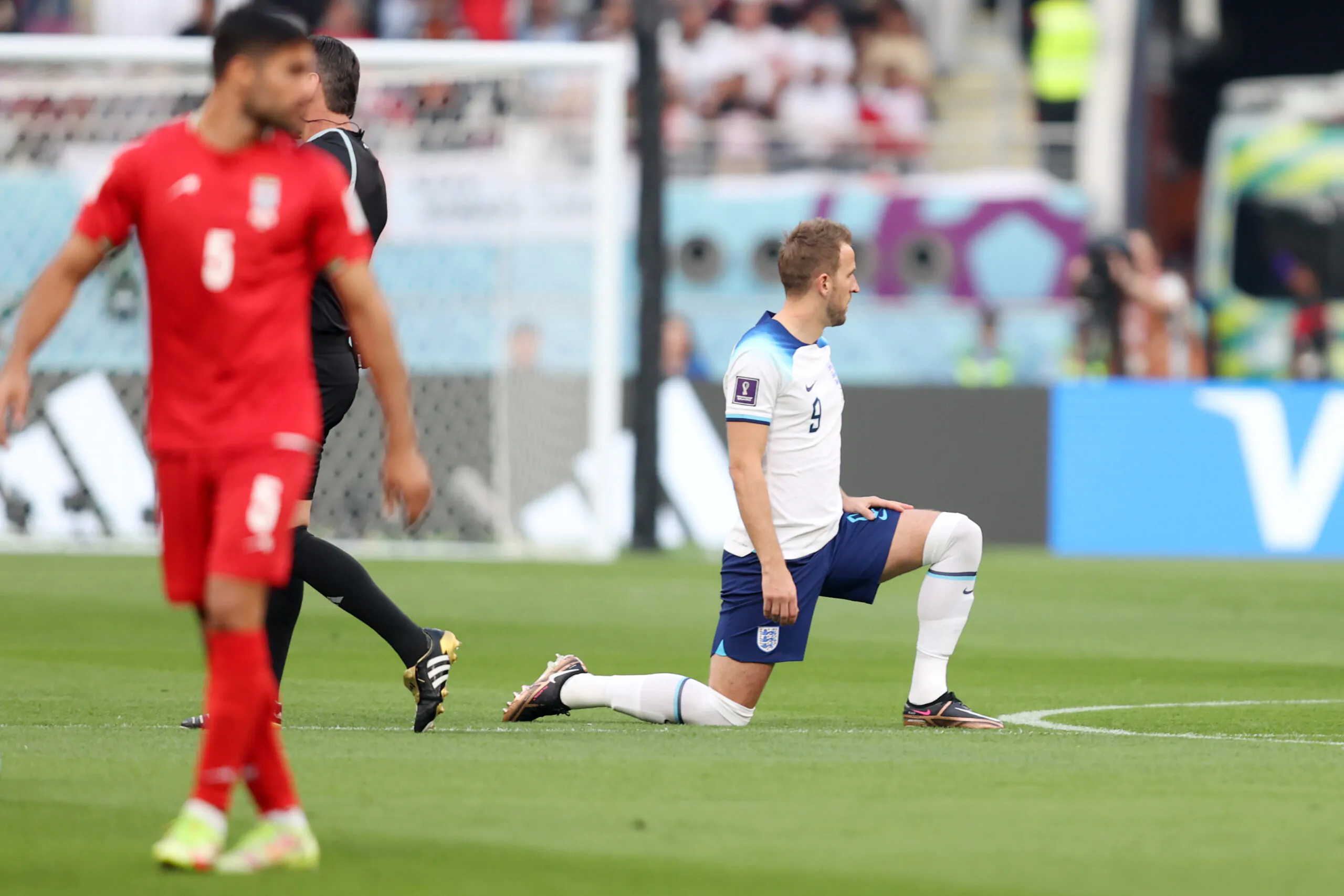 Inghilterra in ginocchio prima del match con l’Iran: reazione polemica dello stadio