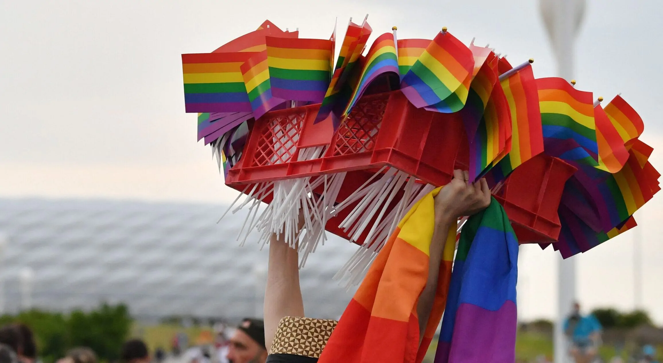 Qatar 2022, la FIFA torna sui suoi passi: autorizzati i simboli LGBT sugli spalti