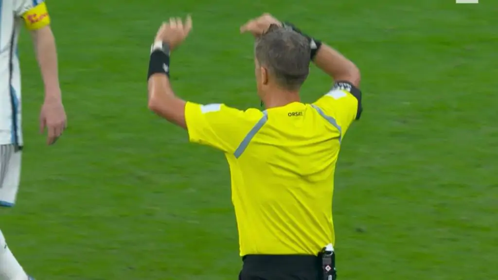 Scena a sorpresa durante Argentina-Croazia: Orsato costretto a interrompere il match!
