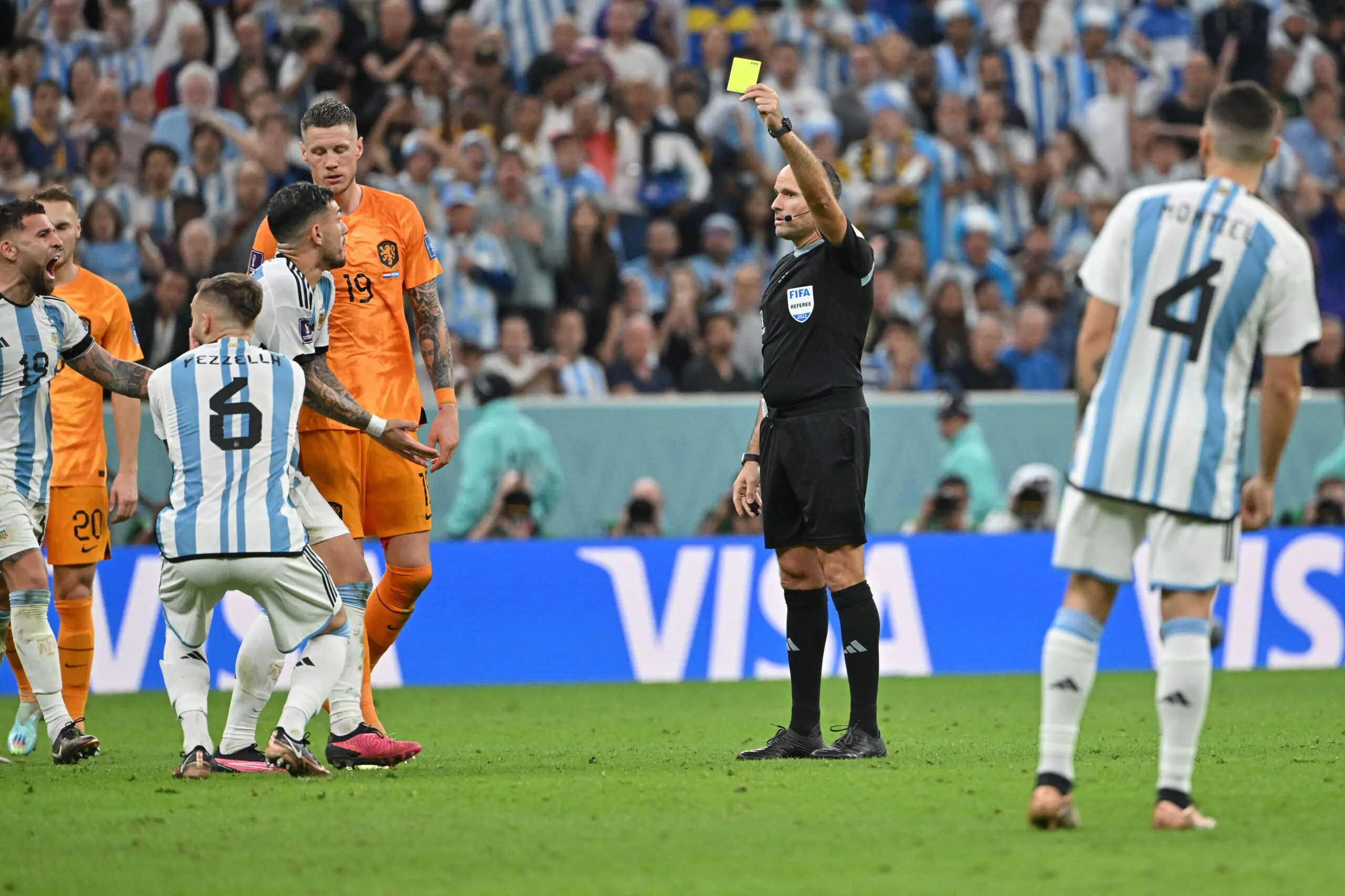 Olanda-Argentina, disastro dell’arbitro Lahoz: svelato il dato che fa la storia del Mondiale