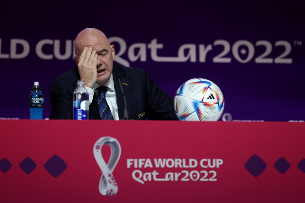 Qatar 2022, striscioni contro il presidente FIFA Infantino (FOTO)