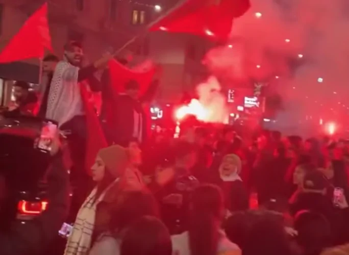 Festa per il Marocco, tifosi in strada anche in Italia: c’è un accoltellato a Milano