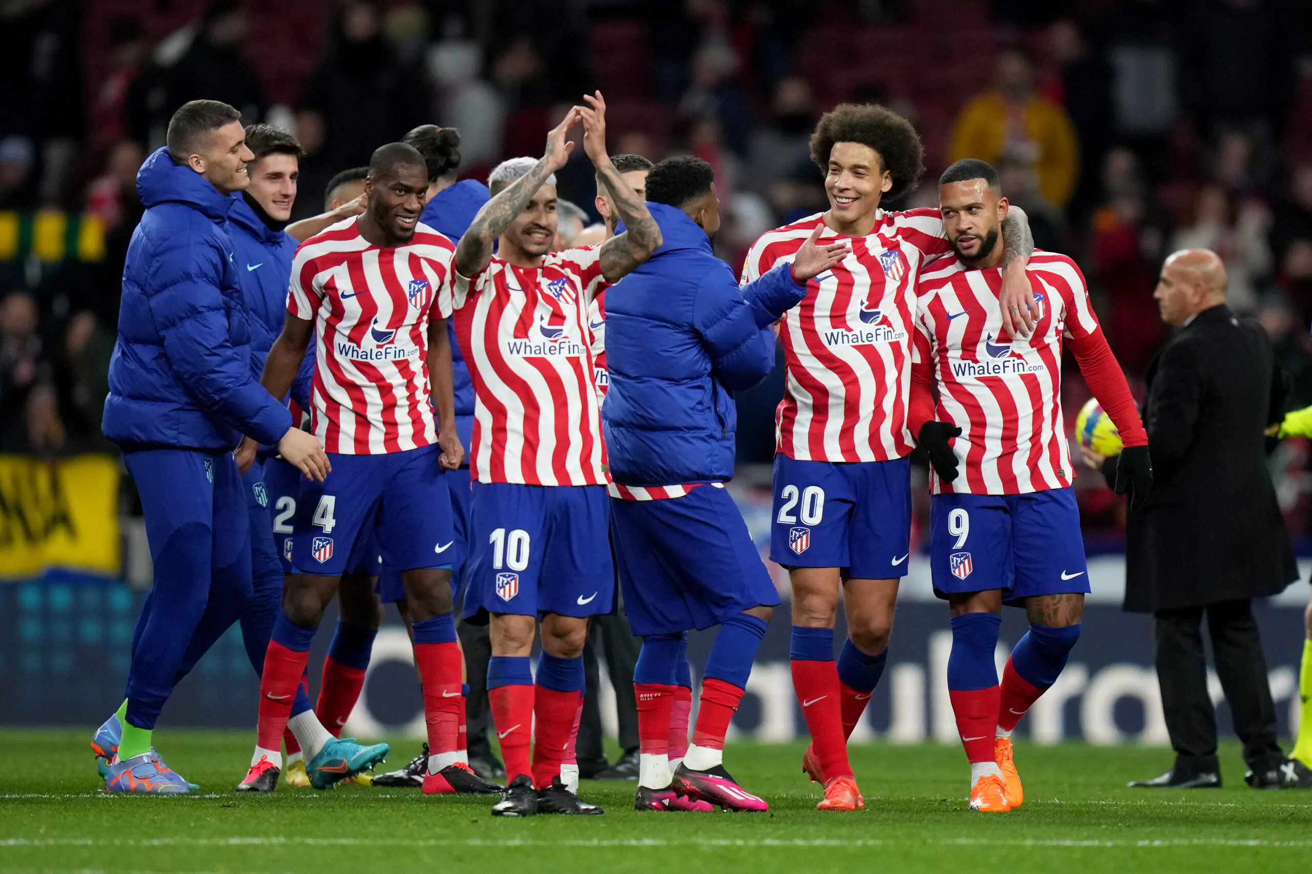 Tifosi dell’Atletico Madrid scatenati: impiccano un manichino con la maglia di Vinicius