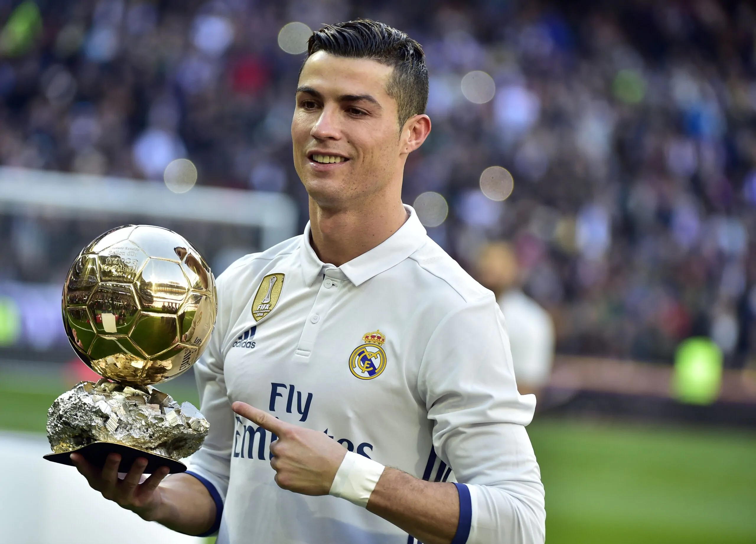 Cristiano Ronaldo vende il Pallone d’Oro 2013: ecco le cifre