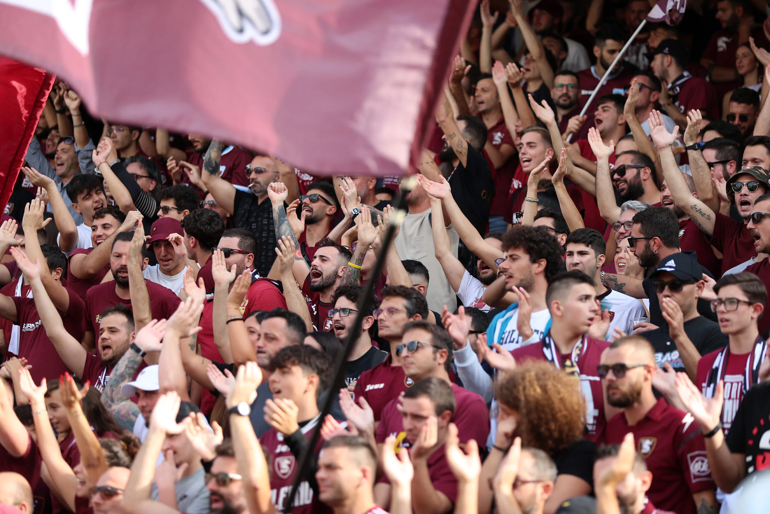 Paura per i tifosi della Salernitana di ritorno da Bergamo: aereo colpito da un fulmine